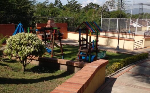 Se vende linda casa en Jardines del Campestre