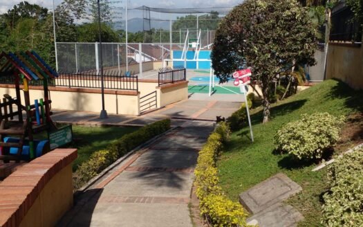 Se vende linda casa en Jardines del Campestre