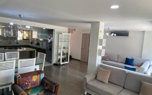 Se vende linda casa en Jardines del Campestre