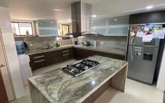 Se vende linda casa en Jardines del Campestre