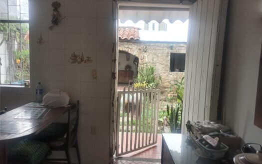 CASA AMPLIA Y MUY BIEN SITUADA EN LA VICTORIA