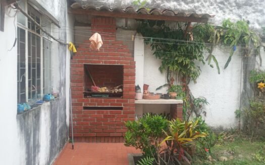 CASA AMPLIA Y MUY BIEN SITUADA EN LA VICTORIA