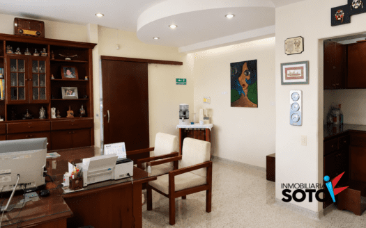 CONSULTORIO PISO 7 EN VENTA UBICADO EN CABECERA DEL LLANO