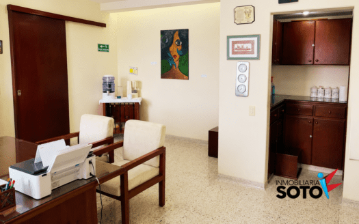CONSULTORIO PISO 7 EN VENTA UBICADO EN CABECERA DEL LLANO