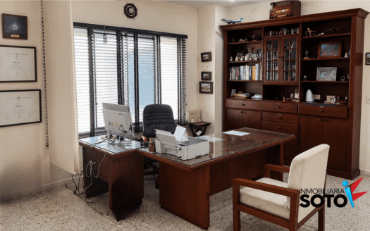 CONSULTORIO PISO 7 EN VENTA UBICADO EN CABECERA DEL LLANO